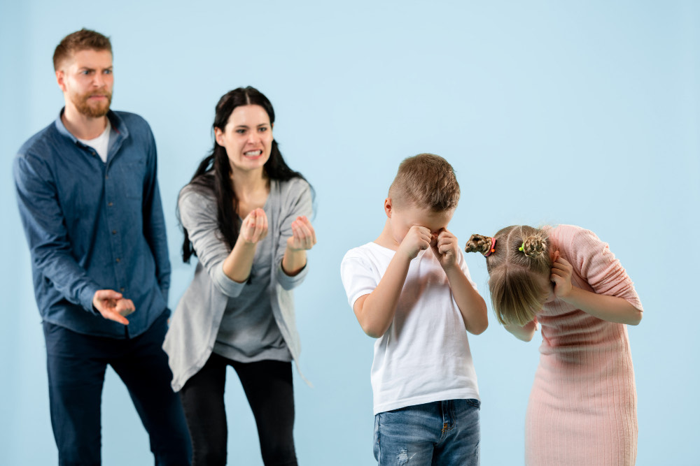 Alerta en la crianza: 7 de cada 10 padres o madres agreden física o verbalmente a sus hijos