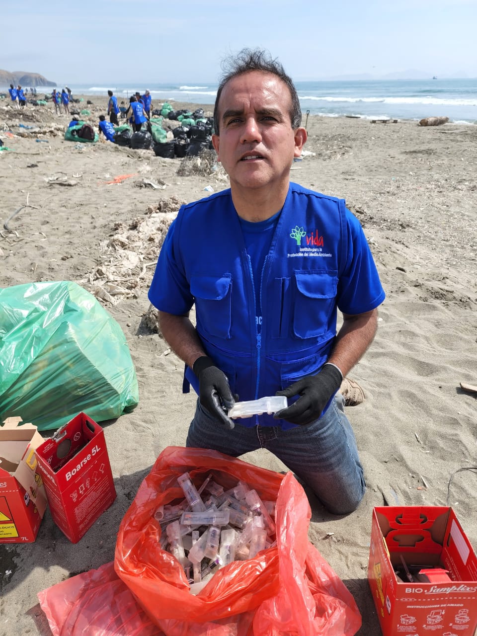 ENCUENTRAN MILES DE VACUNAS EN LA PLAYA COSTA AZUL DE VENTANILLA DURANTE LIMPIEZA DE PLAYAS EN ZONA TURÍSTICA