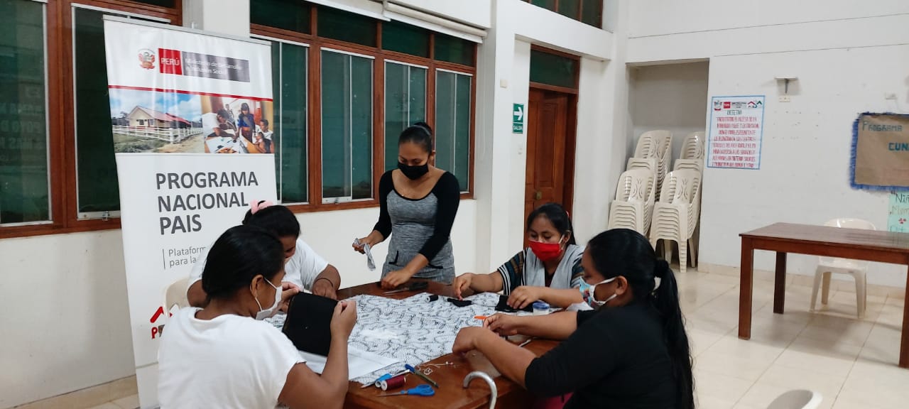 LORETO: MUJERES SURCAN EL RÍO PUTUMAYO PARA ENSEÑAR A ELABORAR MASCARILLAS