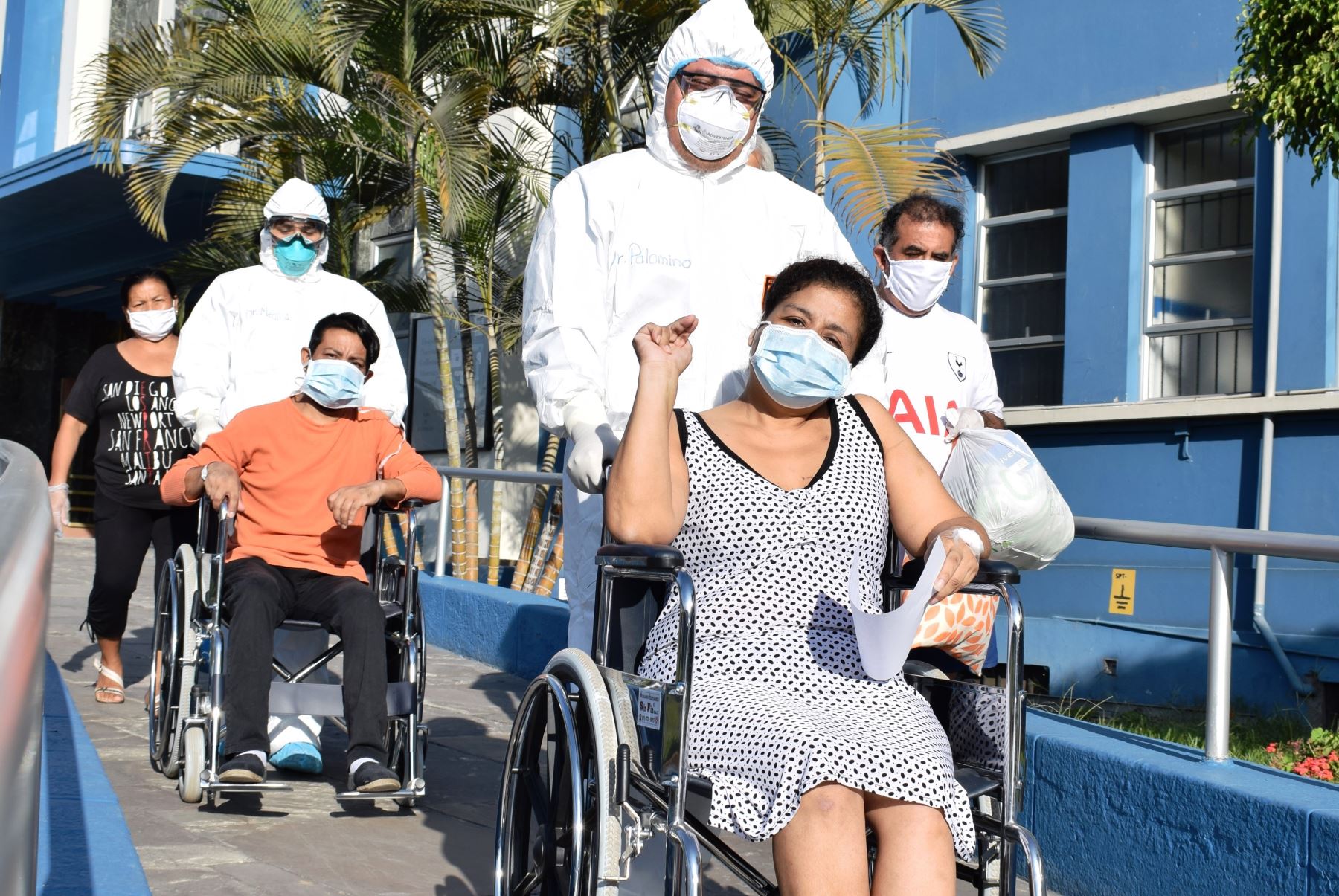 Coronavirus: pacientes regresan a sus casas entre lágrimas tras vencer la infección