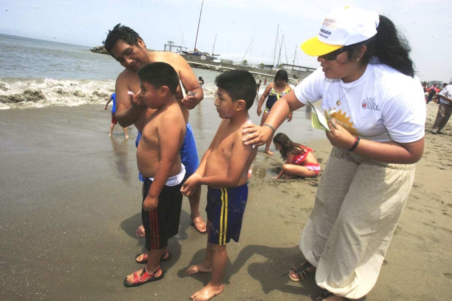 ¡Alerta!: bañistas que celebran año nuevo en playas estarían expuestos a desarrollar cáncer de piel