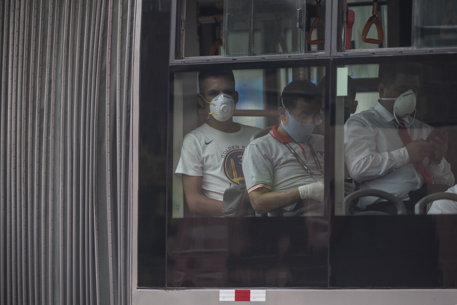 Transporte urbano: usuarios deben usar mascarilla, protector facial y no viajar parados