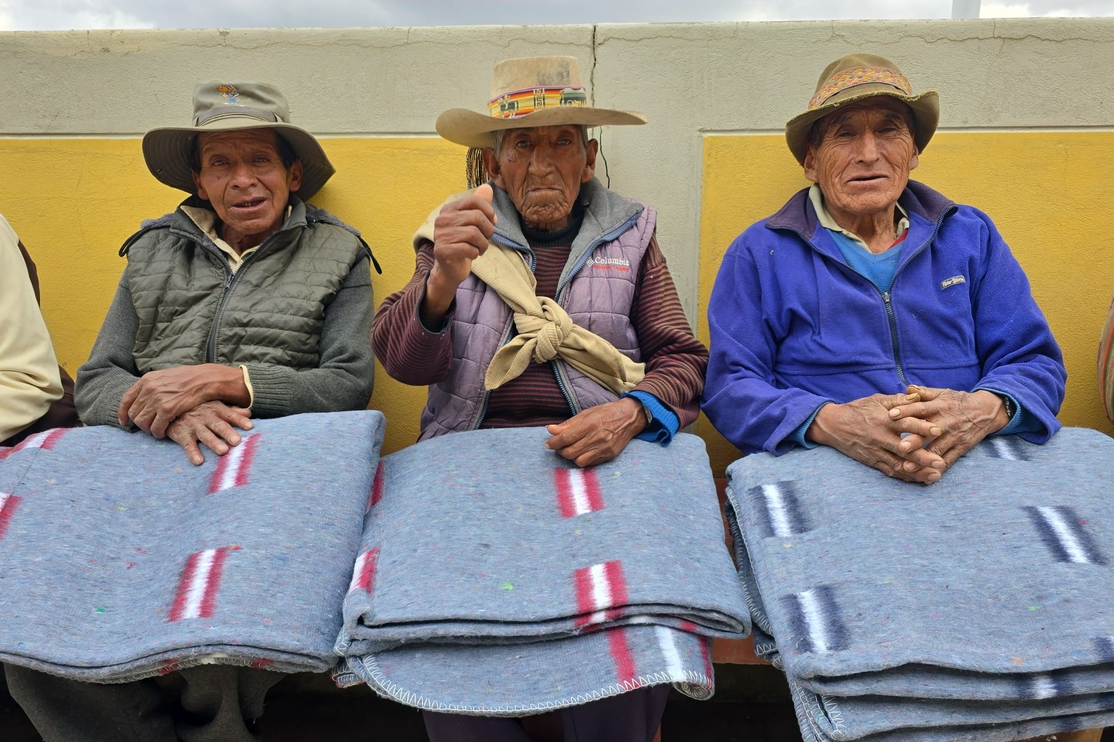 Cusco: Adultos mayores y niños de Quiquijana reciben kits de abrigo para protegerse del frío intenso en Tambo del Programa PAIS