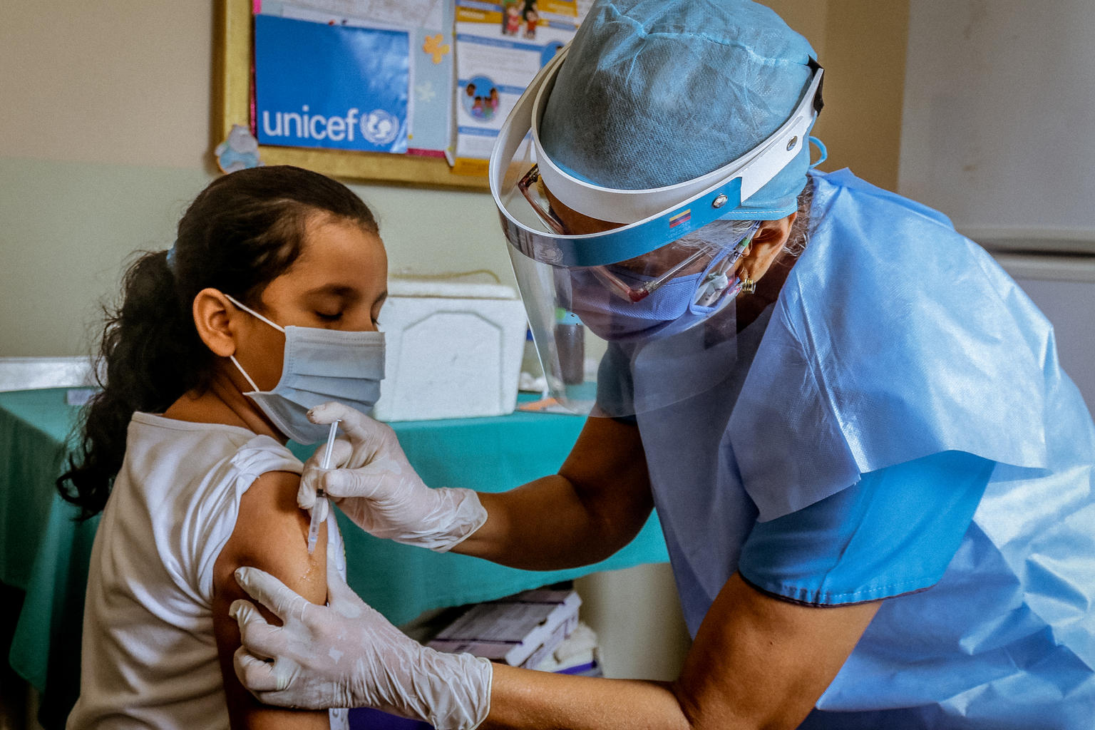 ¿Dónde vacunar a mi hija menor de 13 años para protegerla del cáncer de cuello uterino?