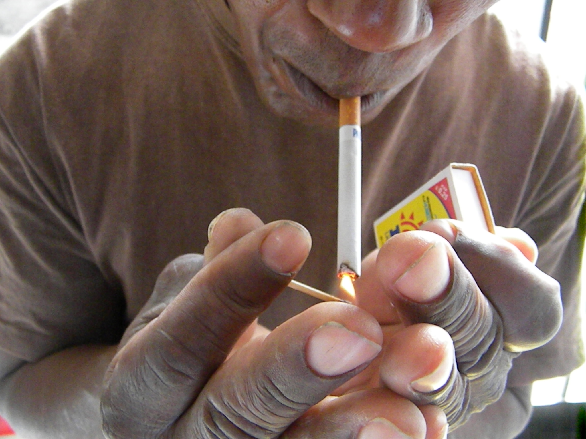 Alertan que el cigarrillo puede debilitar la salud de los oídos 