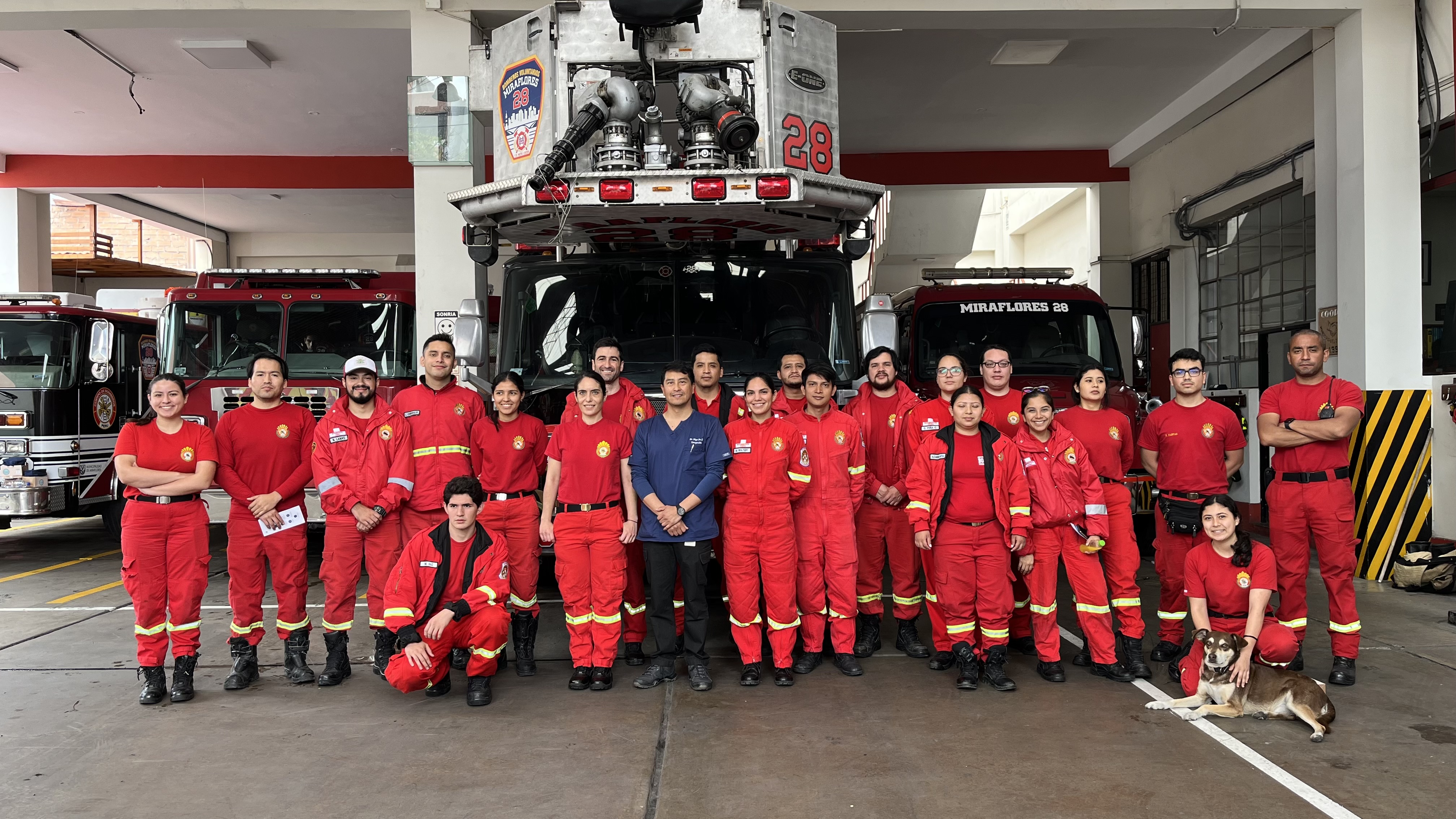 Clínica Anglo Americana capacita a bomberos, serenos y vecinos para reconocer cómo actuar ante una emergencia de ACV.