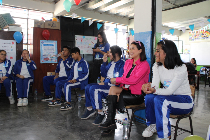 Amy Gutiérrez visita escuela en Carabayllo para promover la educación menstrual