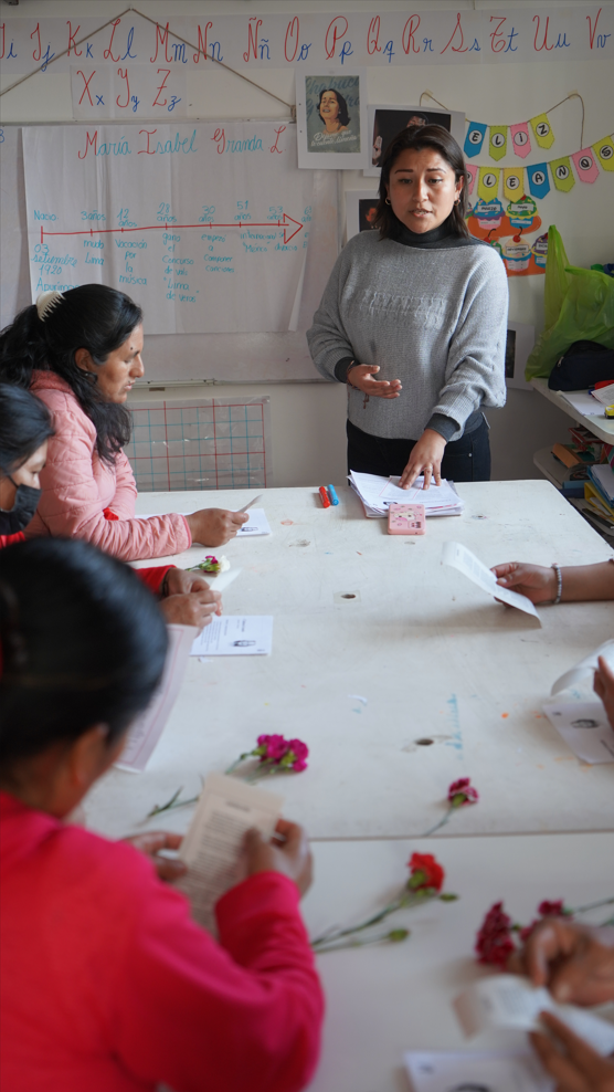 Día Internacional de la Educación: Madres de familia podrán concluir su educación básica y generar ingresos económicos gracias al tejido