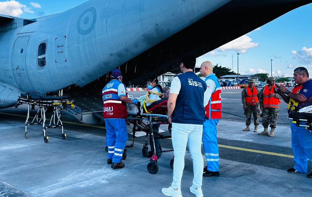 Minsa y SIS salvan vidas de cuatro asegurados en estado crítico en vuelo aeromédico múltiple