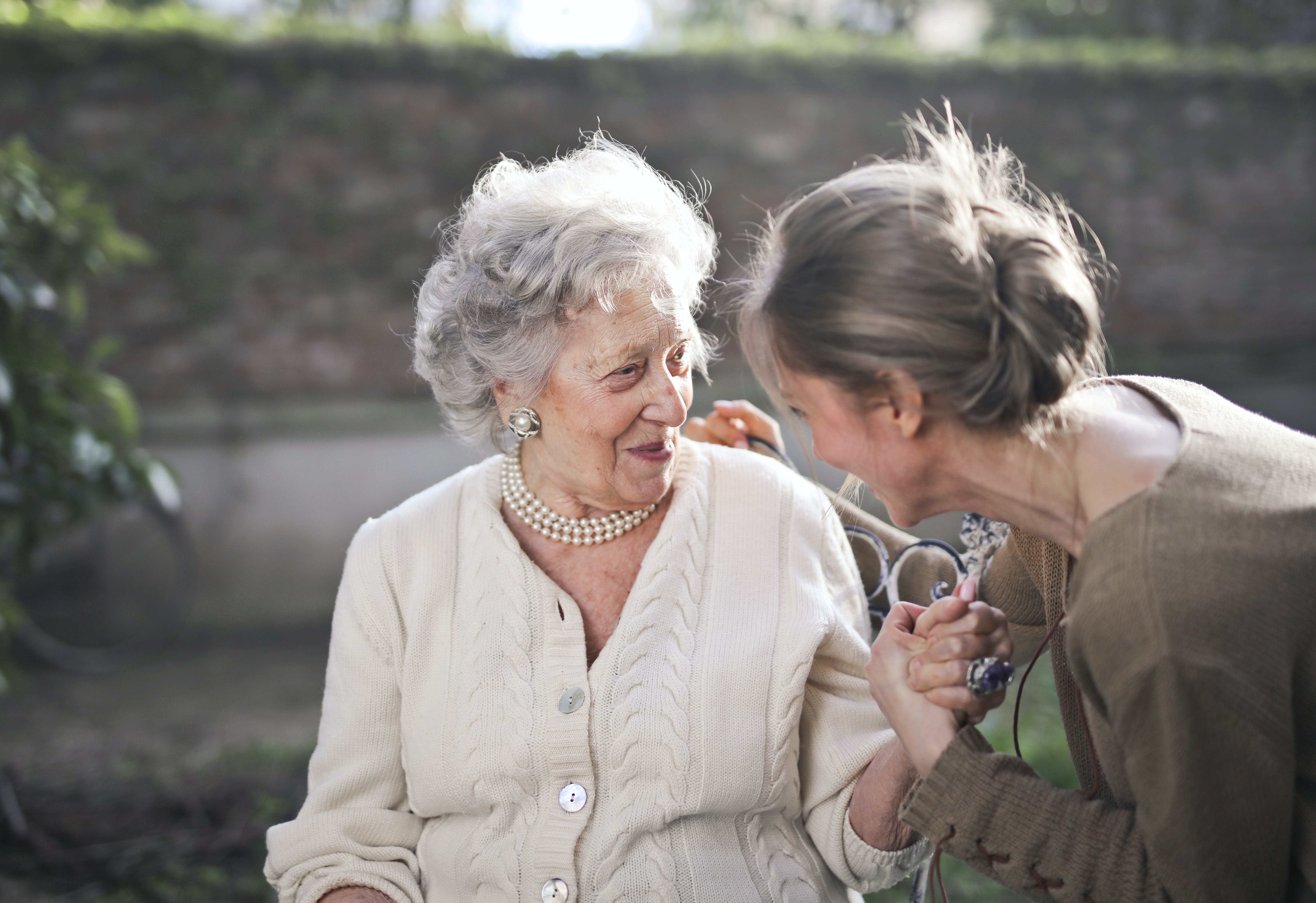 Cáncer en adultos mayores: ¿Por qué es importante consultar cuando se presentan molestias?