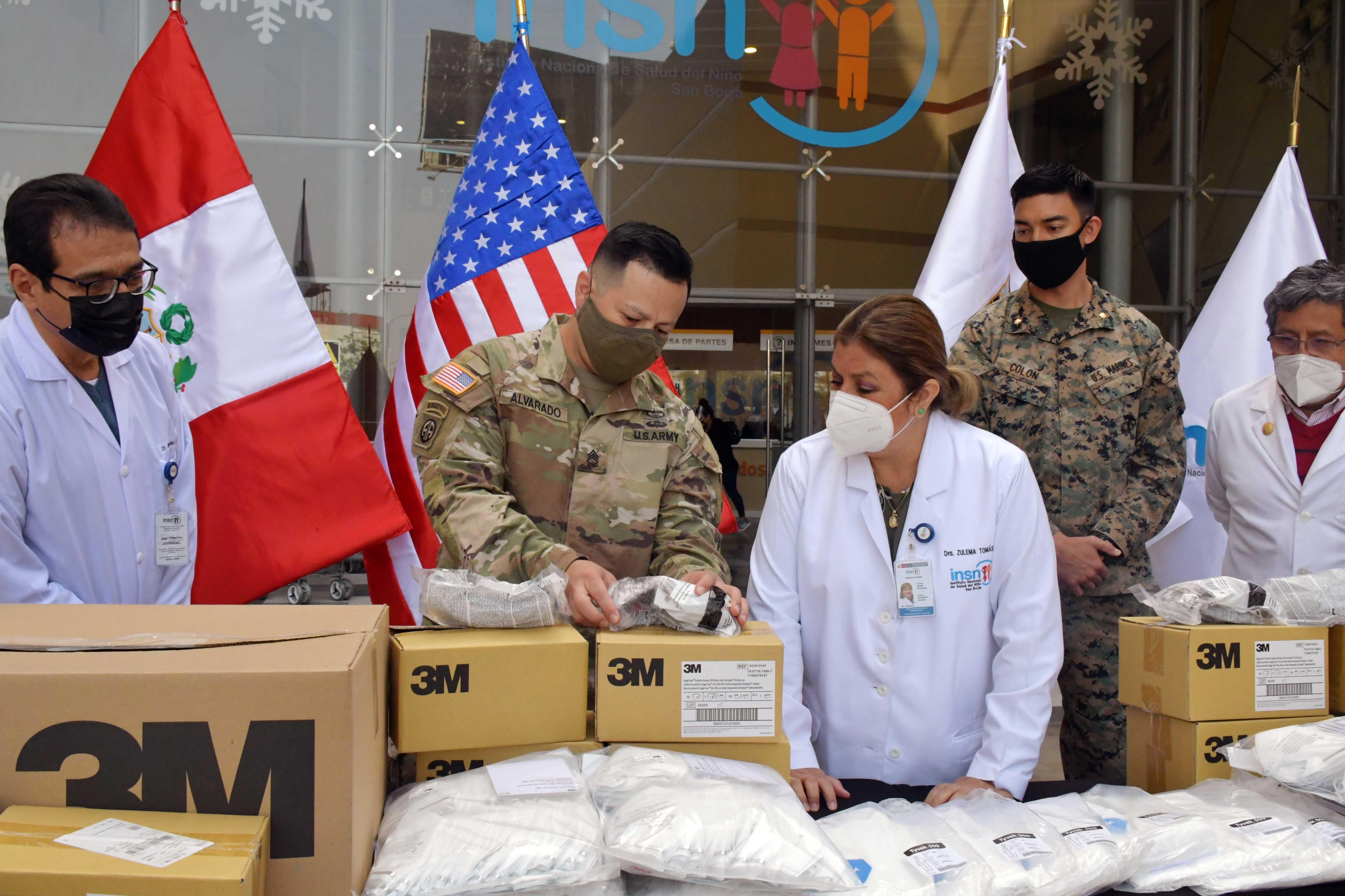 EMBAJADA DE EE.UU. DONA EQUIPOS DE PROTECCIÓN PARA PERSONAL DE PRIMERA LÍNEA DEL INSN SAN BORJA