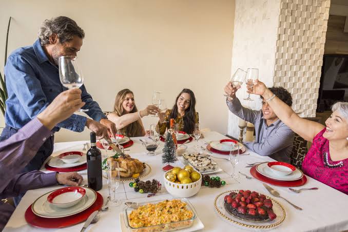 ADULTOS MAYORES: CONSEJOS PARA DISFRUTAR SIN EXCESOS EN FIESTAS DE FIN DE AÑO