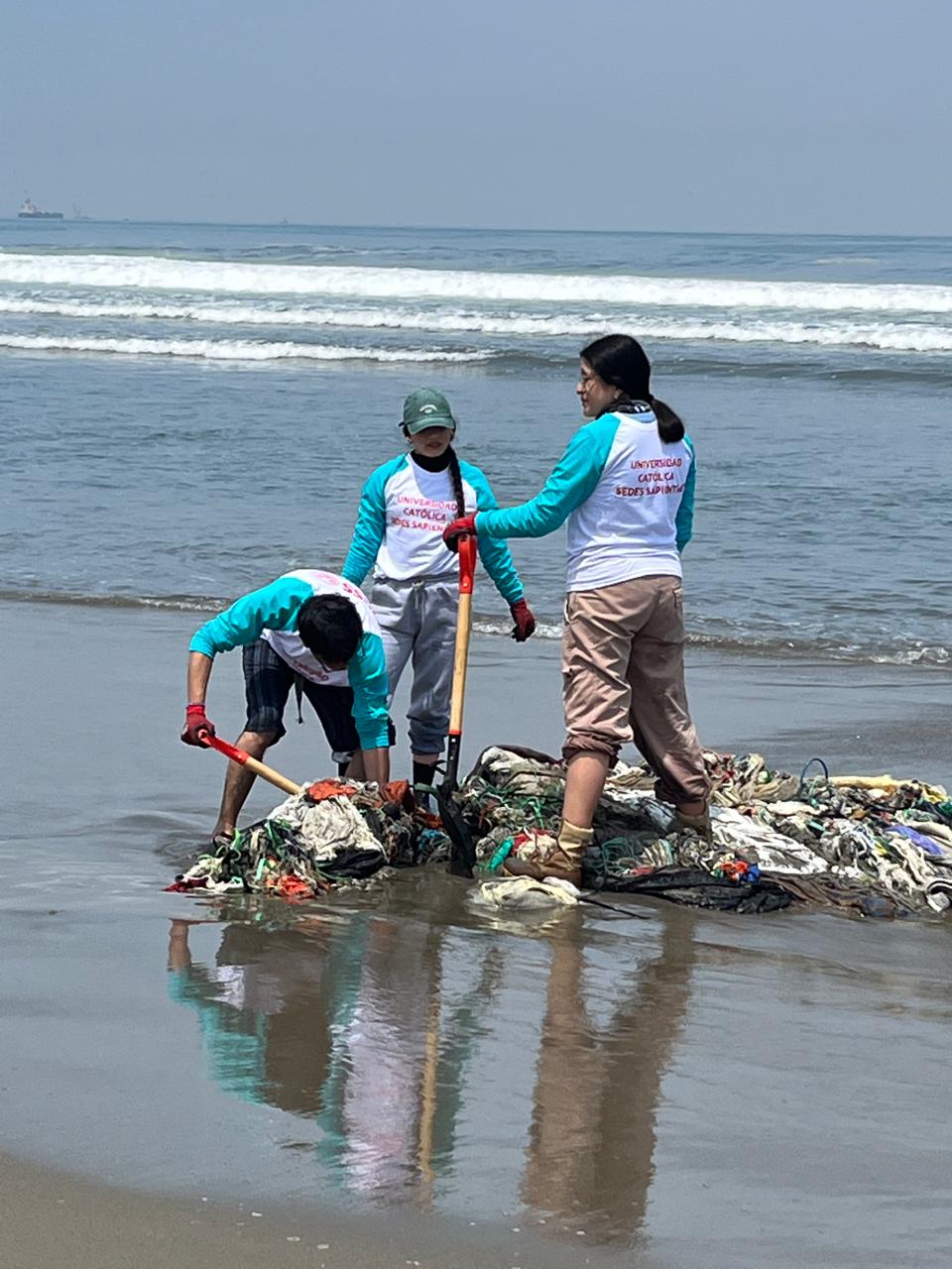 25 mil kilos de basura marina recogida en Playa Costa Azul de Ventanilla, una de las mas contaminadas. 