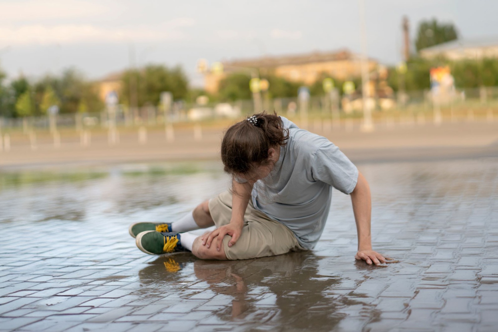 Cuidado con las lluvias: ¿Cómo levantarse después de una caída?