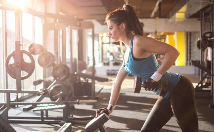 ¿Vas al gimnasio?: sigue estos importantes consejos para evitar lesiones