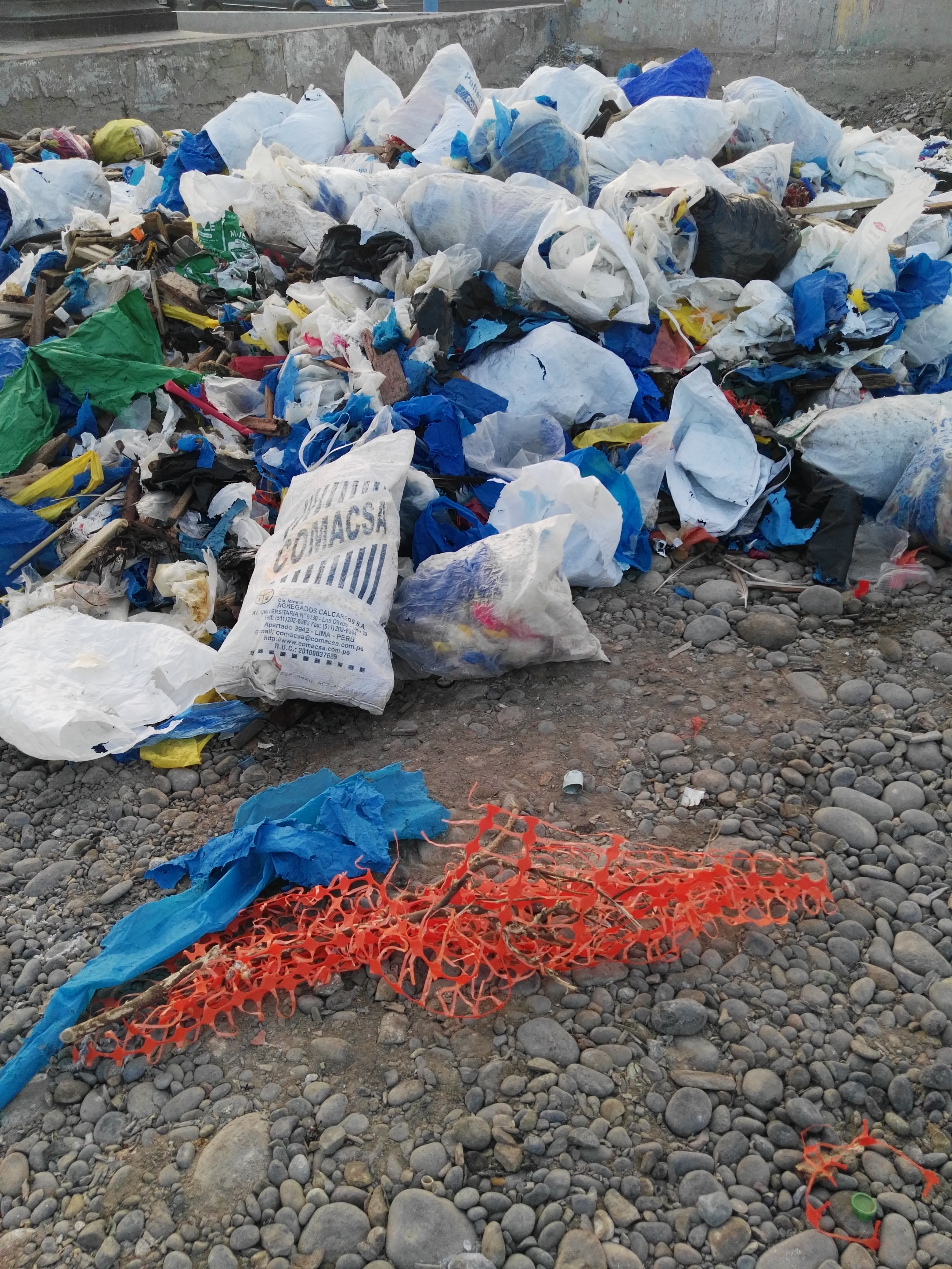 PLÁSTICOS DE LAS CONSTRUCCIÓN SON MÁS CONTAMINANTES QUE LAS BOLSAS EN PLAYAS DEL PERÚ