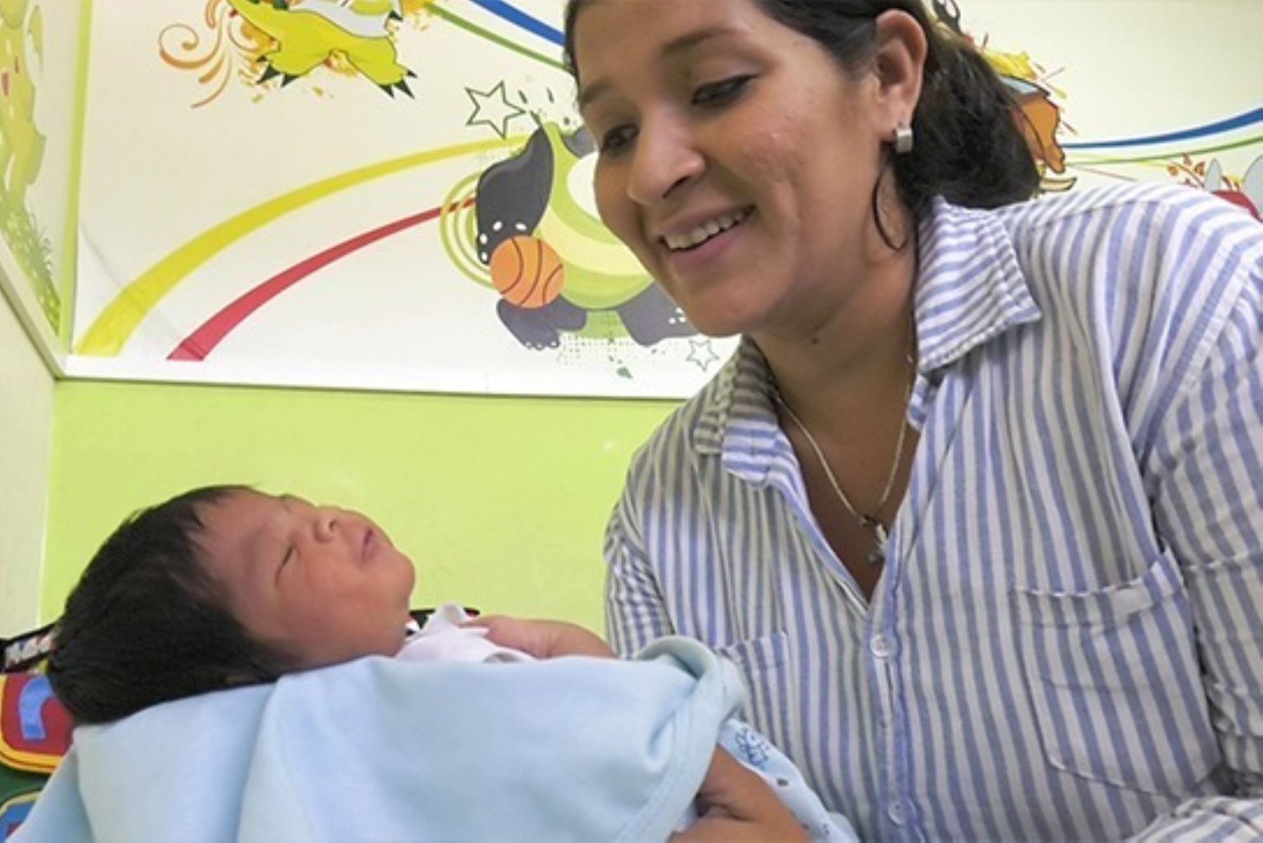 Sonrisas y balbuceos del bebé están ligados a su correcto desarrollo