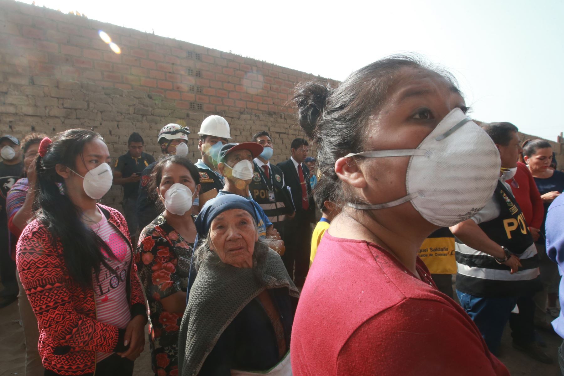 Vientos “débiles” mantienen focalizados residuos tóxicos por incendio en Comas