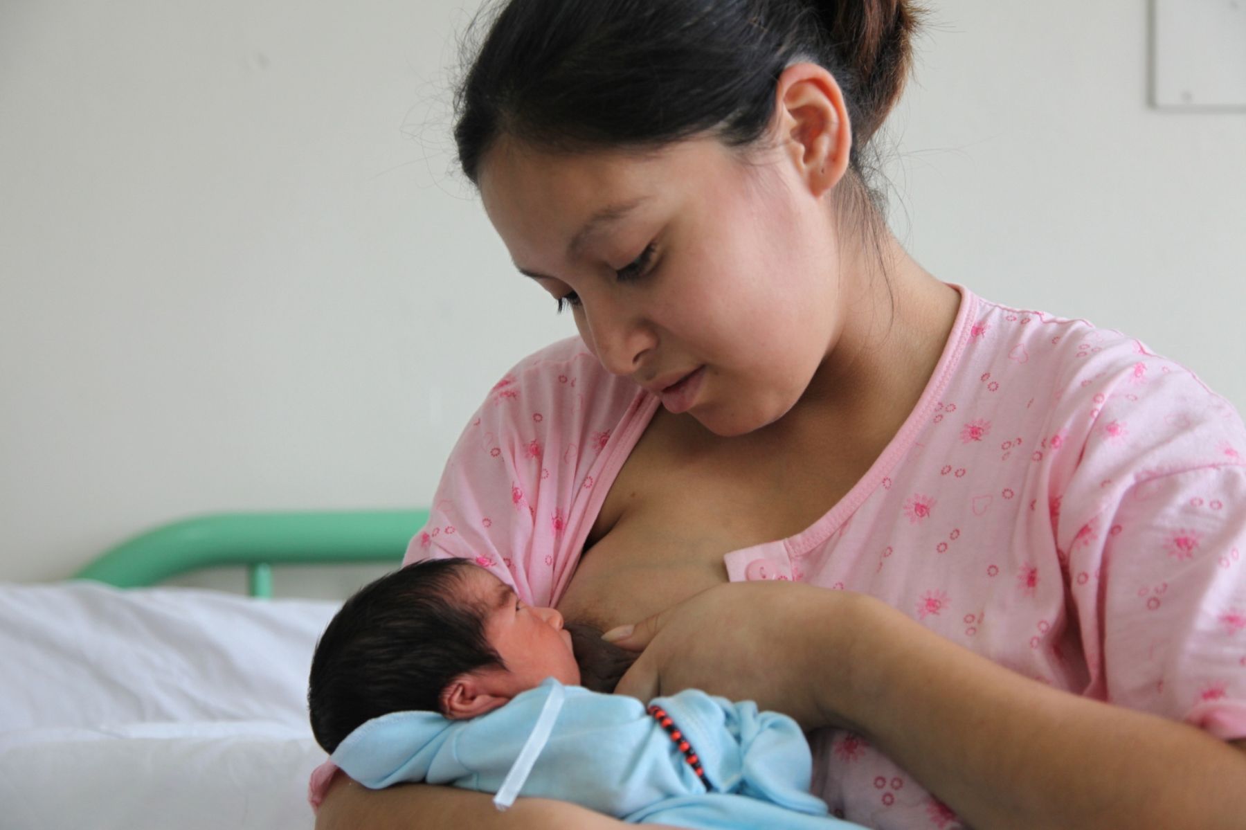 LA LECHE MATERNA PREVIENE LA ANEMIA EN RECIEN NACIDOS