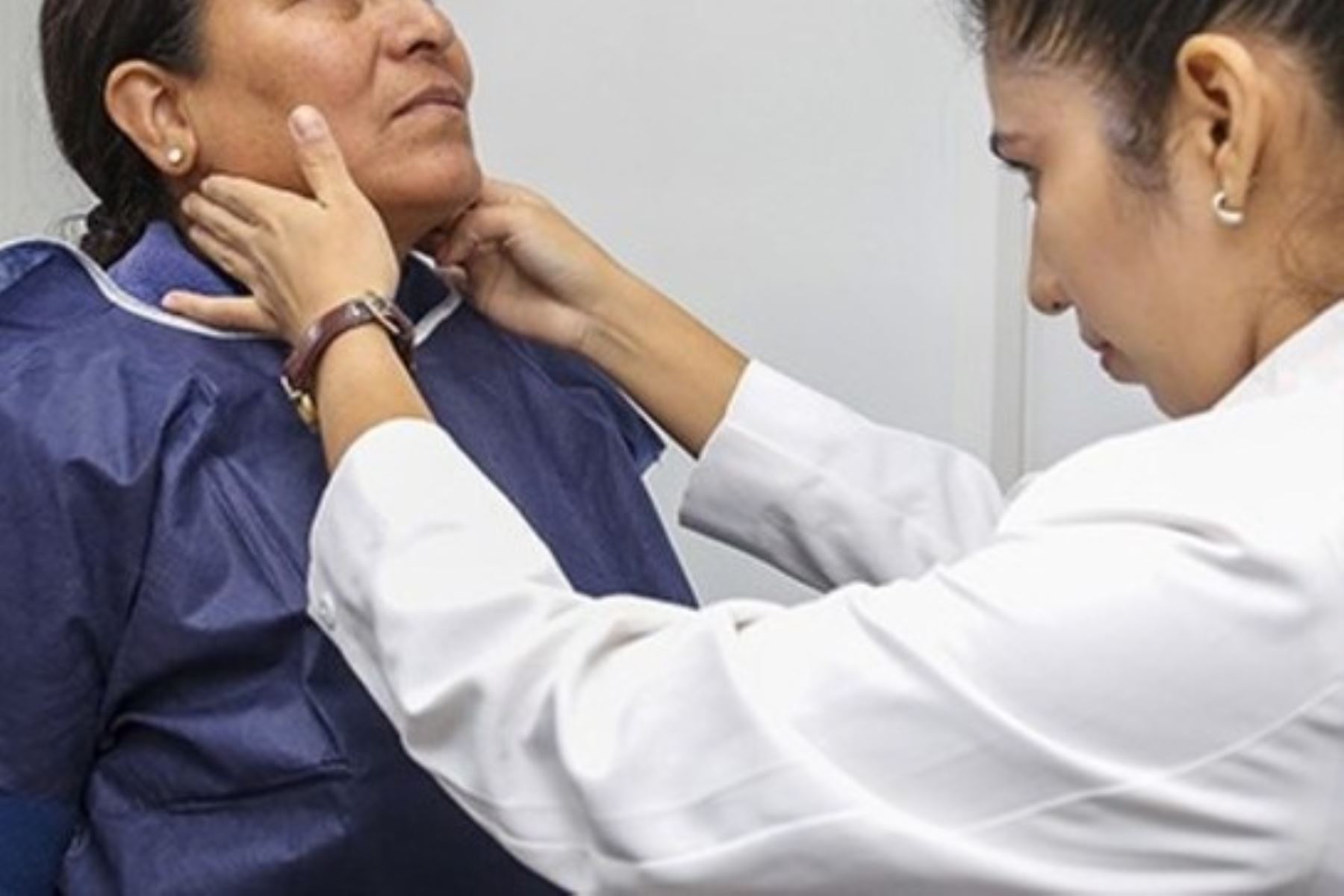 ¡Cuidado con los nódulos en el cuello! Podría ser cáncer de tiroides