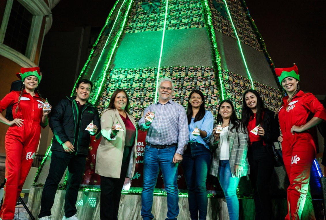 Grupo AJE y Tetra Pak presentan árbol de Navidad elaborado con 60 mil cajas de jugo recicladas