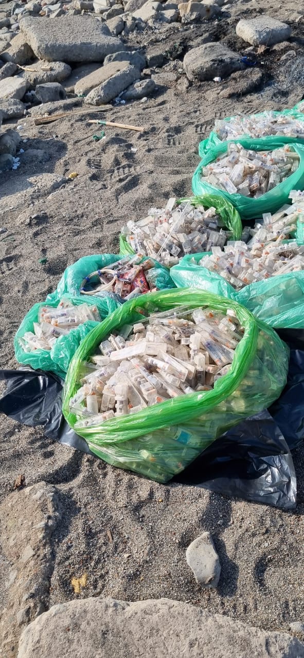 Encuentran miles de vacunas en el mar y orilla de la Playa Oquendo del Callao