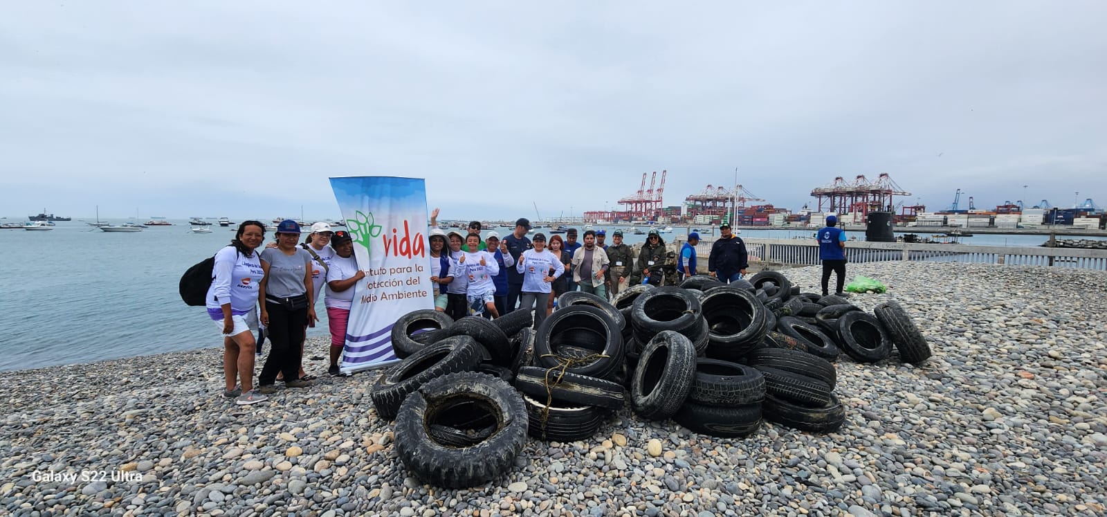 Extraen más de 100 llantas y otros residuos del Mar del Callao.