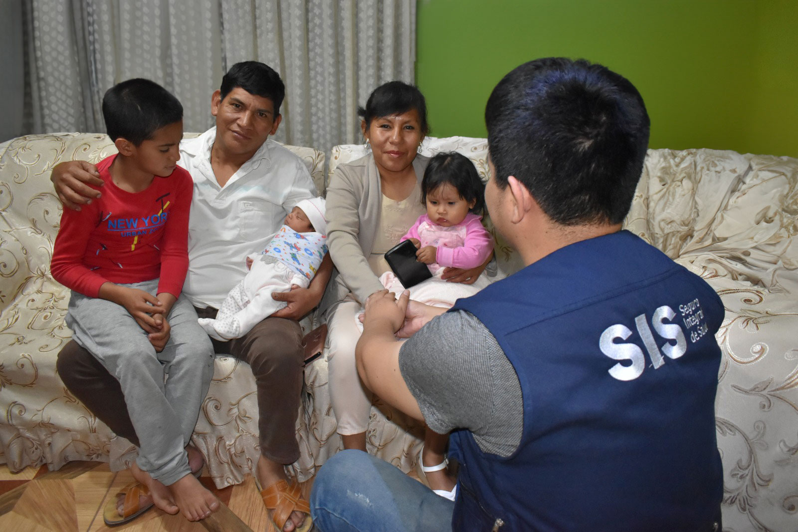 Esposos celebran la vida tras superar el cáncer gracias a tratamientos financiados por el SIS