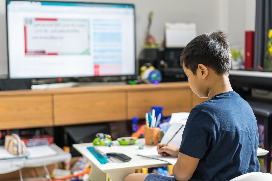 Padres de familia exigen mayor integración de la tecnología ante el próximo regreso presencial a las aulas