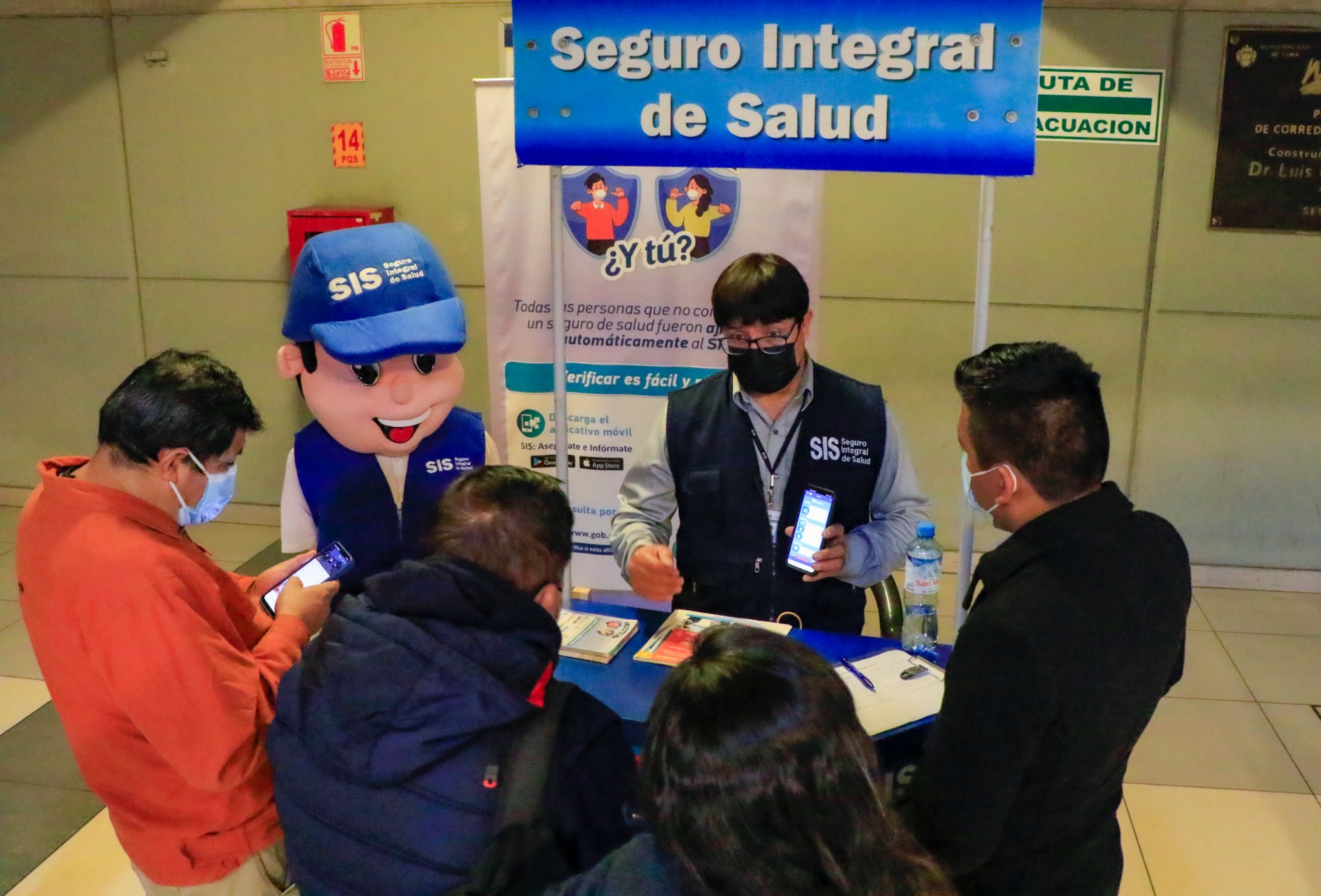 SIS afilia en paraderos de la Línea 1 del Metro de Lima y Metropolitano