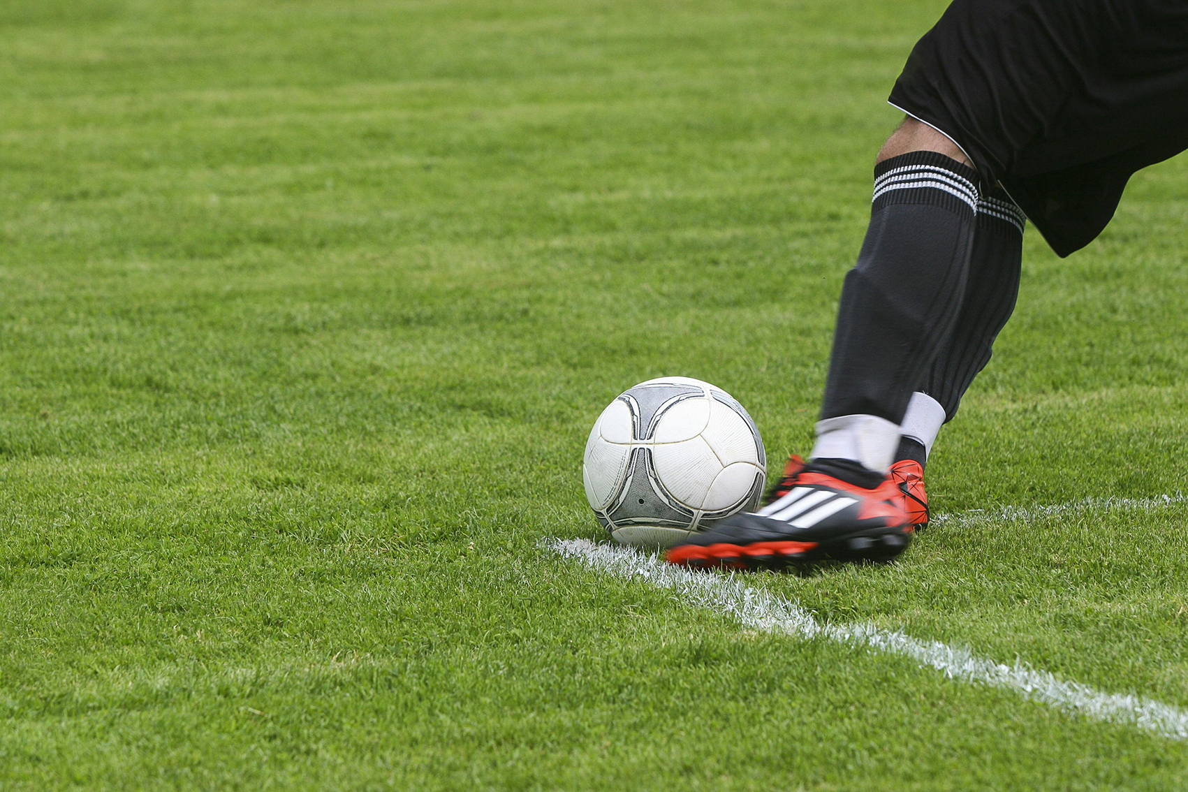 ¿Cómo evitar y atender las lesiones si juega fútbol?