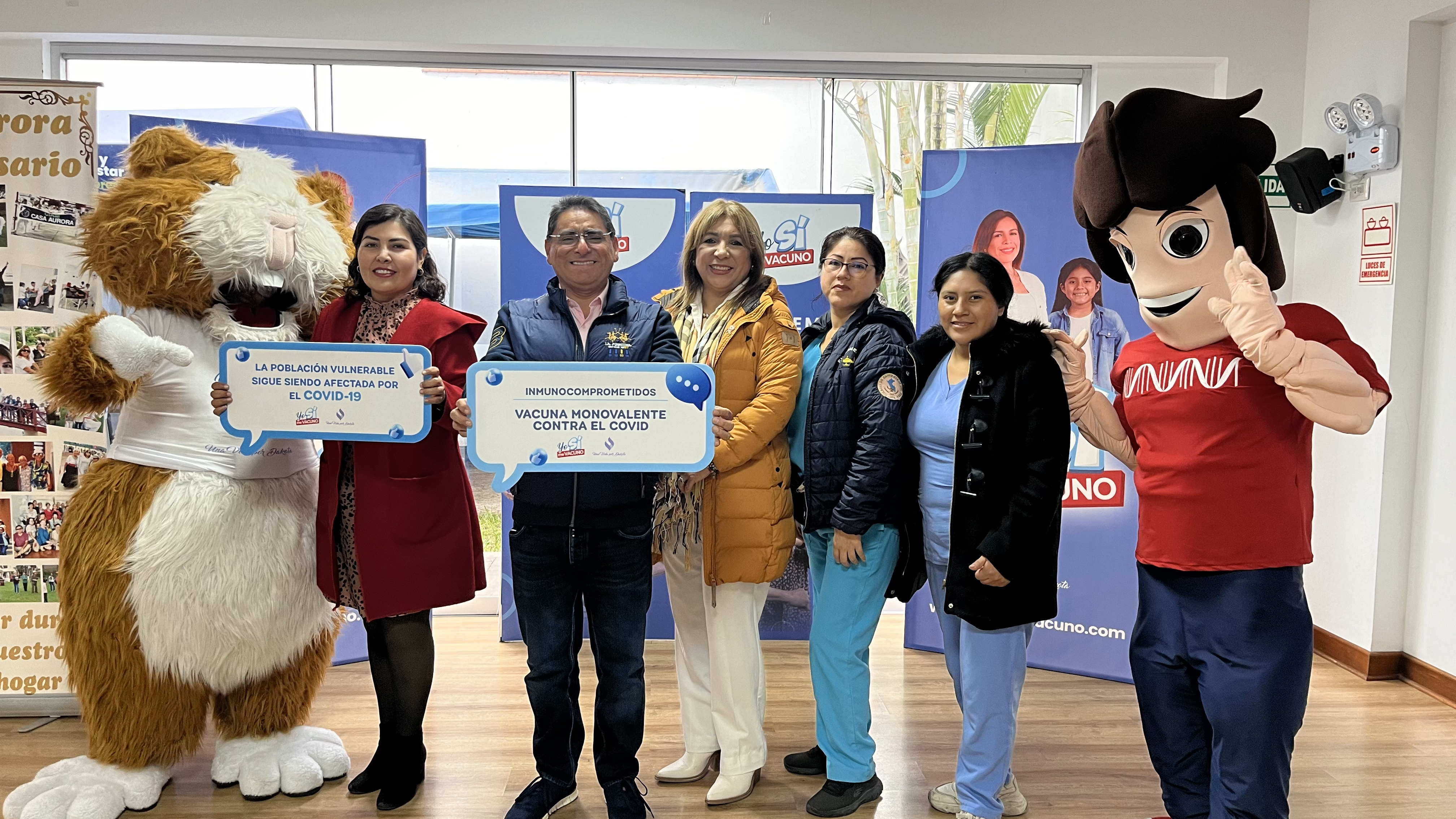 Carlos Álvarez, Miguel Barraza y Bettina Oneto se unen a jornada de vacunación para adultos mayores.