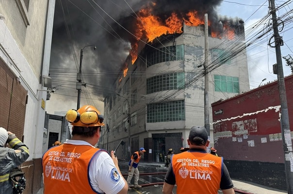 Aquellos que están cerca de un incendio pueden sufrir espasmos e infecciones respiratorias severas