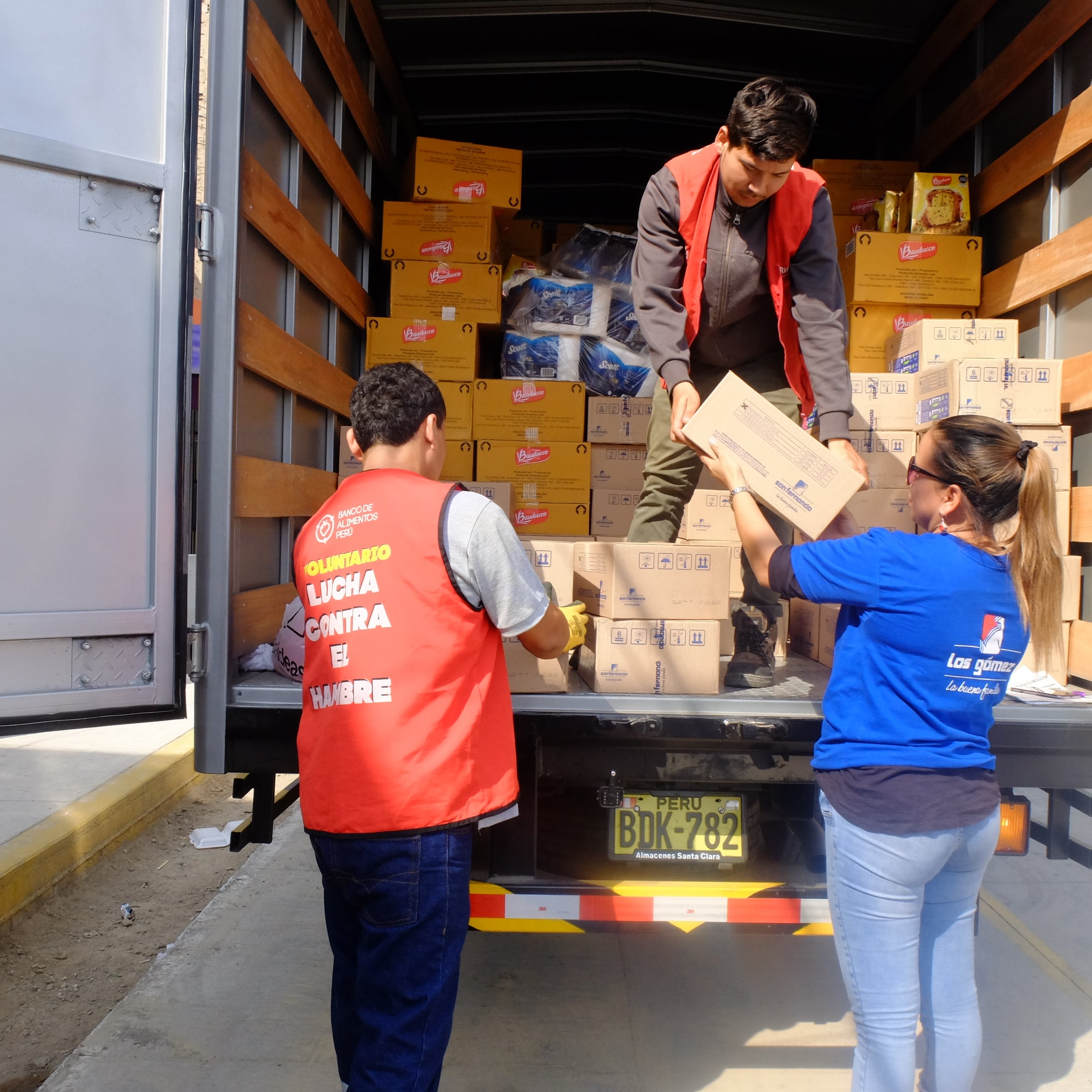 Brindan alimentos con aporte proteico a damnificados de Villa El Salvador